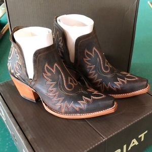 Ariat Dixon